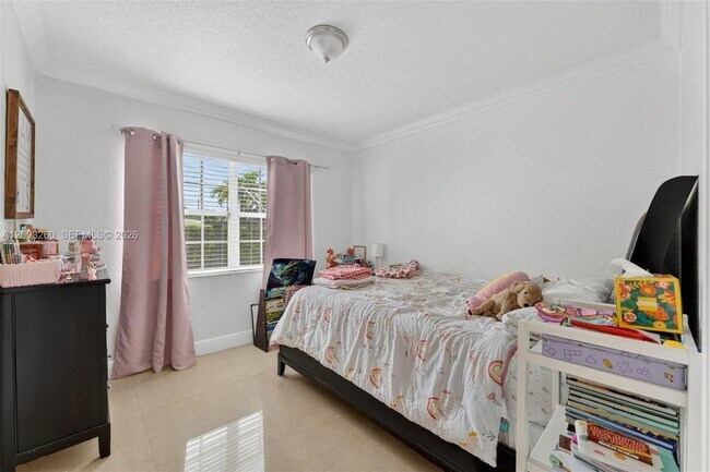 Building Photo - 9000 SW 40th Terrace