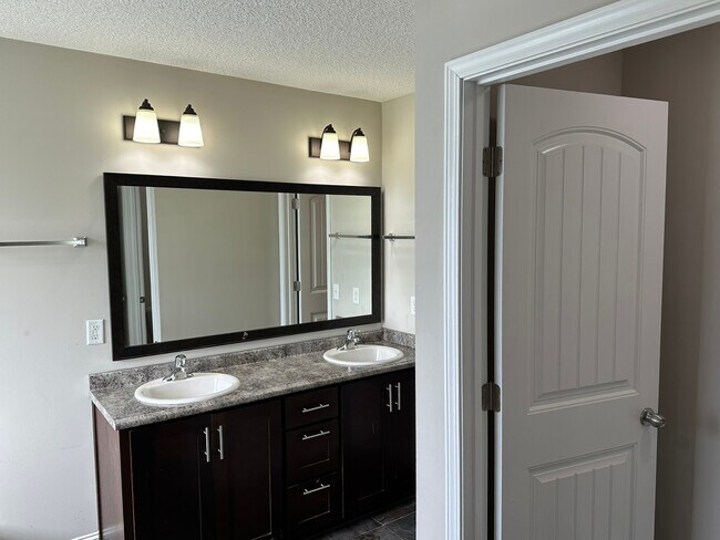 Building Photo - 732 Waterlily Ct