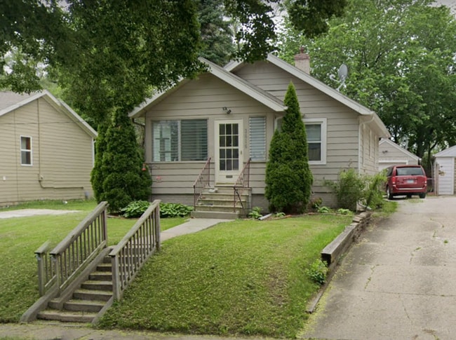 Building Photo - 2 bedroom, 1 bathroom with 1 car garage!