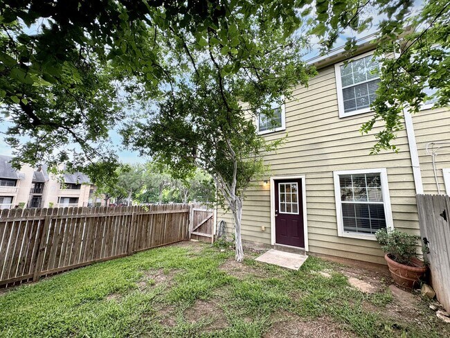 Building Photo - 2 Story Town Home - Near USAA-UTSA-Medical Center