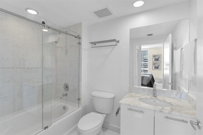 Building Photo - 950 Brickell Bay Dr