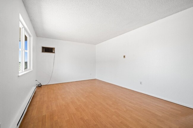 Building Photo - Great 2/1 Townhome WITH YARD in Pueblo West