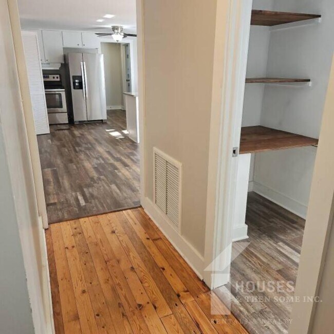 Building Photo - 250 Kirkland Ave