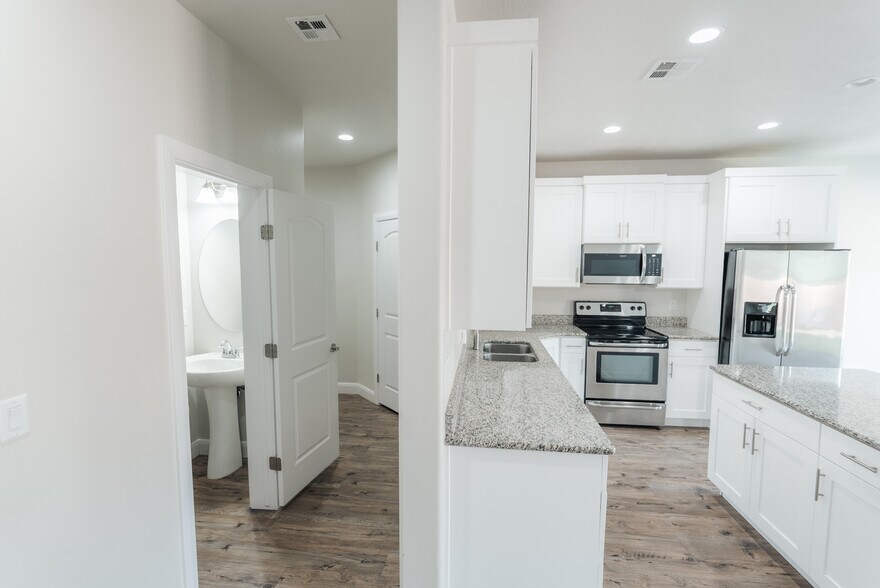 Building Photo - 2545 Bella Vista Dr