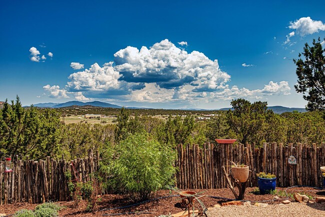 Building Photo - Stunning Home on the Old Raven Crest Farm