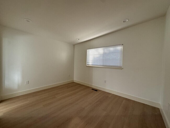 Building Photo - 864 S Bernardo Ave