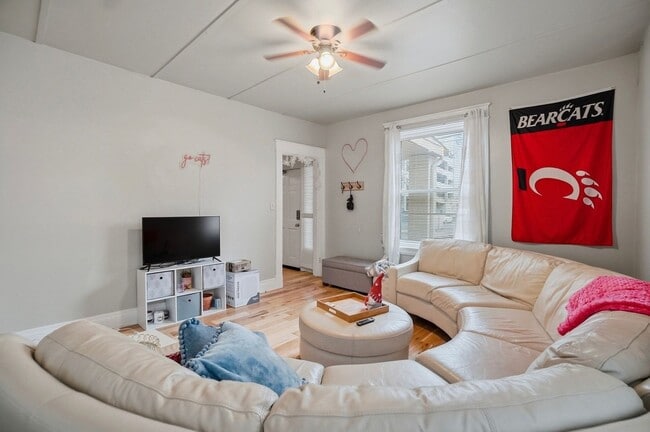 Building Photo - 7 Bed/3 Bath Mins. from UC Campus $700/pp ($4,900/mo)!