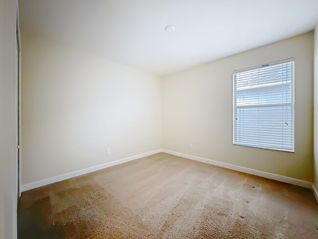 Building Photo - 6 BEDROOM 3 BATHROOM TWO STORY HOME ON IND...