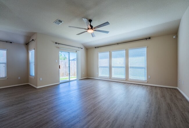 Building Photo - 977 Oak Lynn Dr