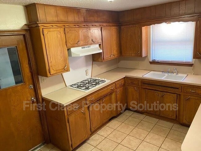 Building Photo - 6300 N Wildewood Dr