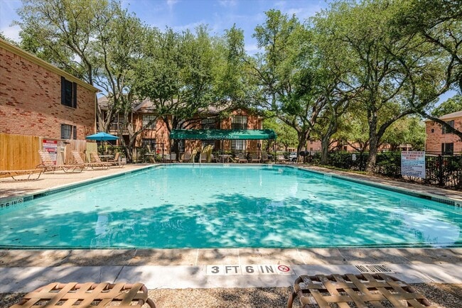 Building Photo - 2255 Braeswood Park Dr