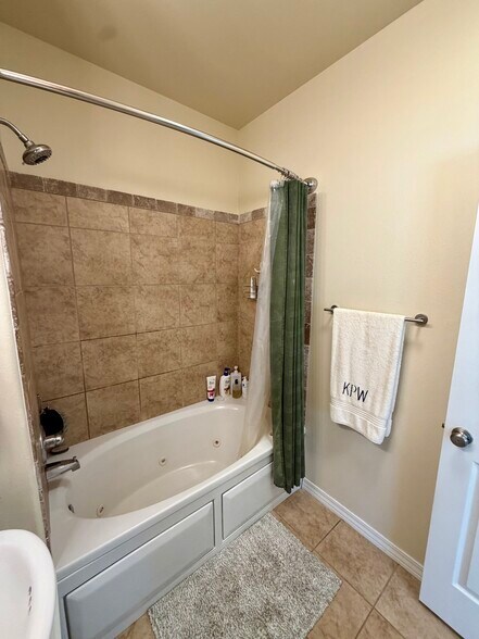 Building Photo - 1244 N Lewis Ave