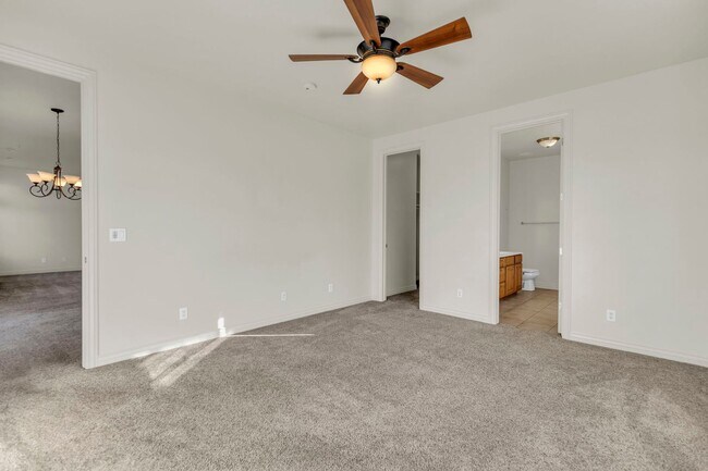 Building Photo - Charming Midway Home - Available Now!