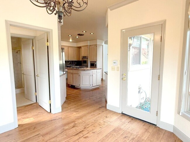 Building Photo - Beautiful custom one story estate located on one of the most desirable streets in Blackhawk Count...