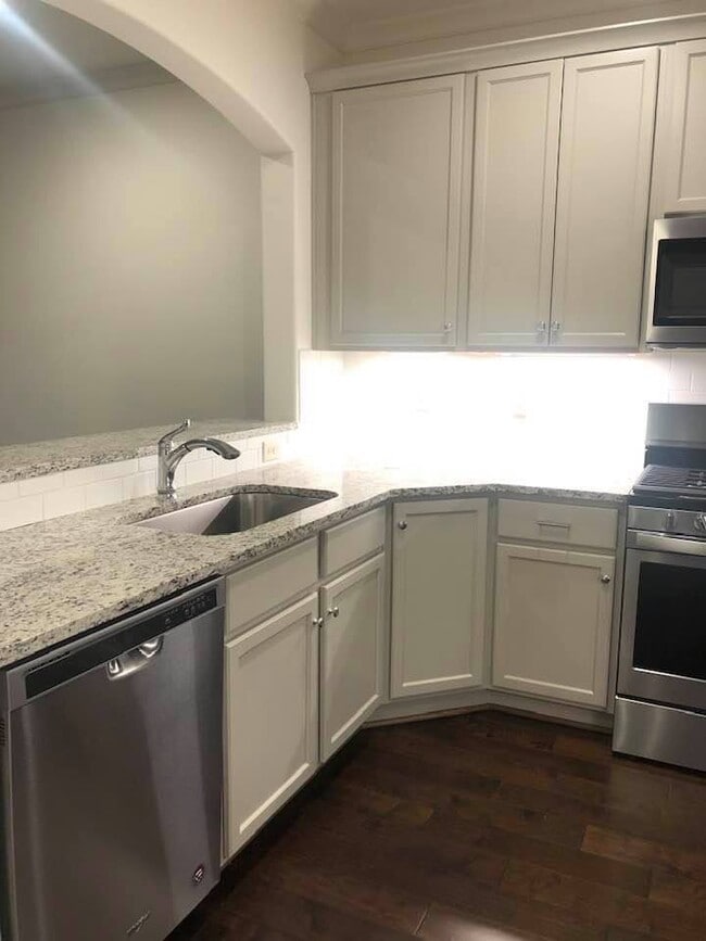 Building Photo - 4020 Lenox Rd