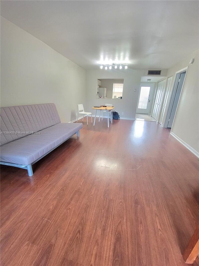 Building Photo - 3511 Inverrary Dr