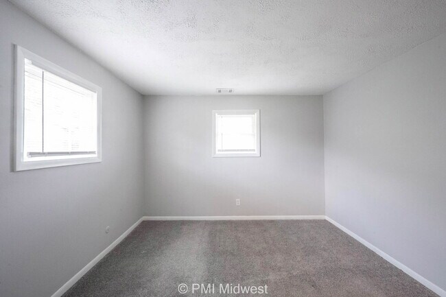 Building Photo - "Charming 2-Bedroom Retreat in the Heart of Shelbyville – Perfectly Cozy at 800 Sq Ft!"