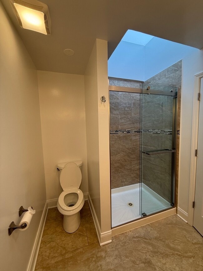 Building Photo - 5747 N Sheridan Rd