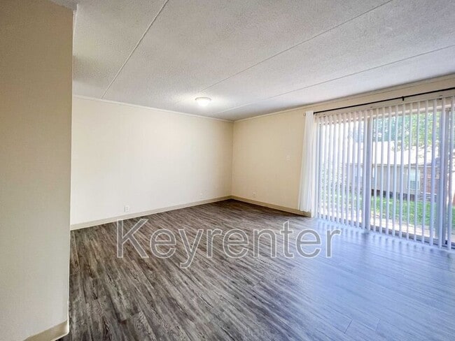 Building Photo - 530 Berlin Dr