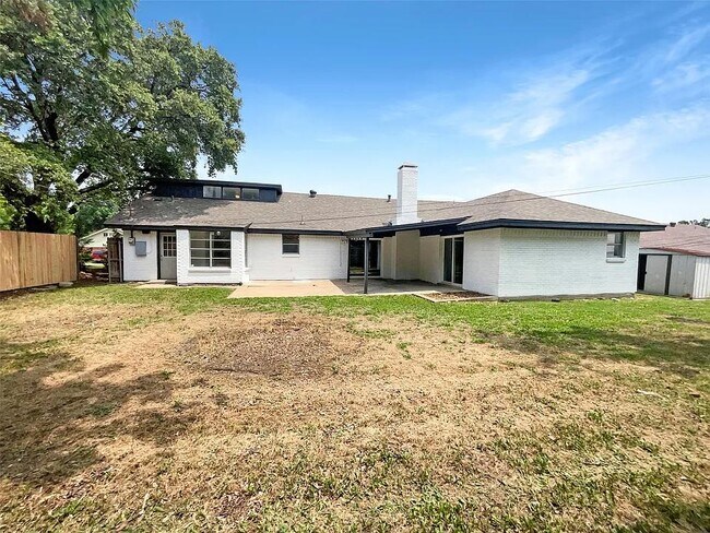 Building Photo - AVAILABLE NOW