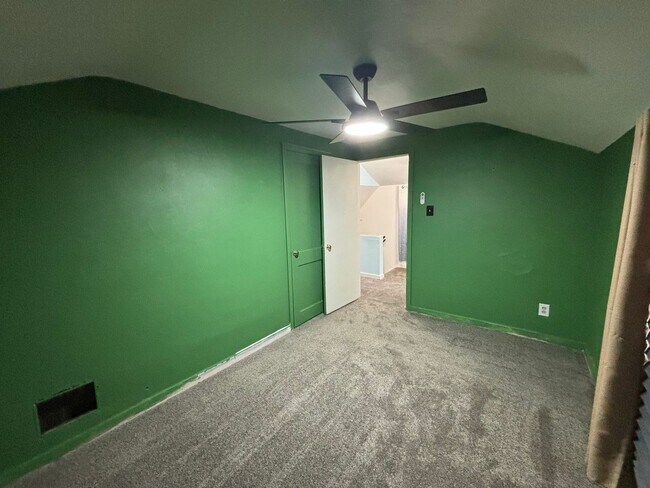 Building Photo - Quaint home with flexible layout, updated kitchen, and a private-feeling backyard in convenient W...