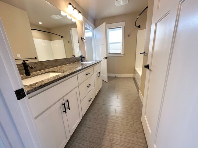 Building Photo - Super Cute 3 Bedroom with Bonus/Office in SE Portland Home!