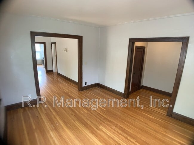 Building Photo - 256 Russell Ave S