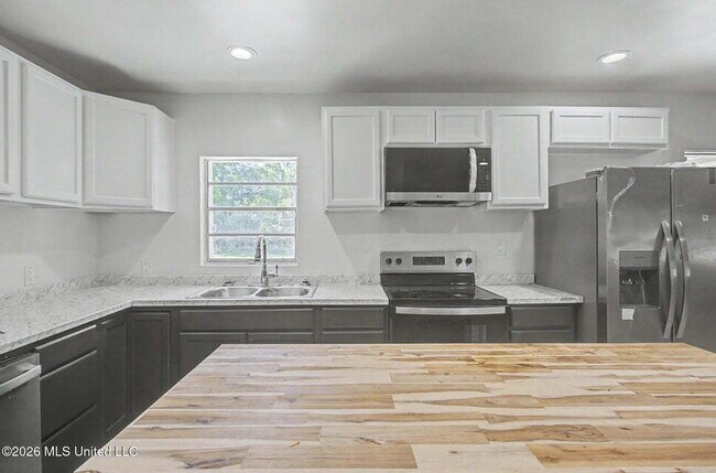 Building Photo - 3 bed close to D'Iberville!