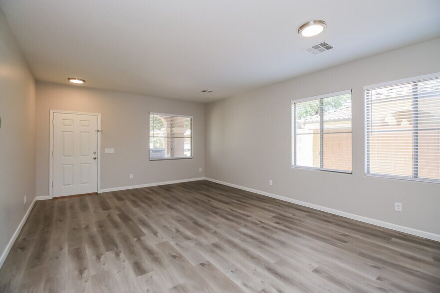 Building Photo - 4515 E Oxford Ln