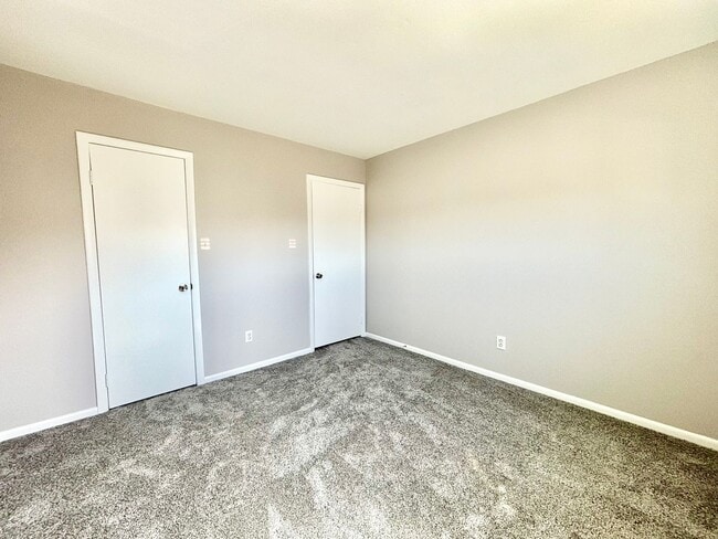 Building Photo - Cozy Updated End Unit Home In Virginia Beach