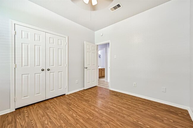 Building Photo - 731 Chase View Dr