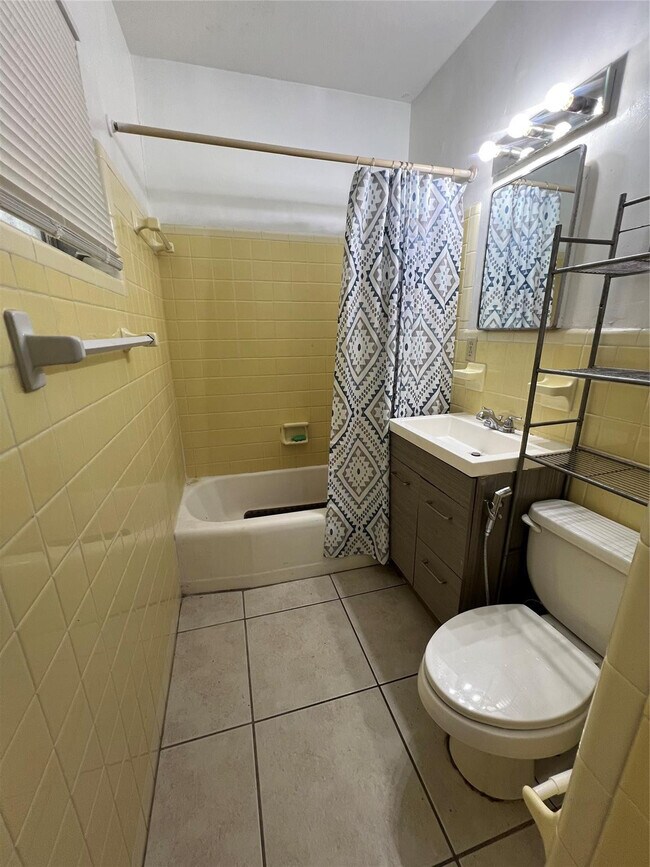 Building Photo - 3111 NE 29th St