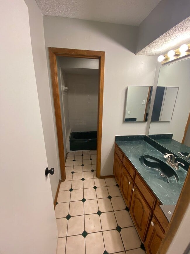 Building Photo - Blend of comfort and convenience