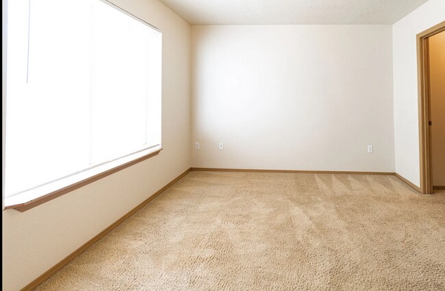 Building Photo - Rare 2 X 1.5 Townhome Availble in October
