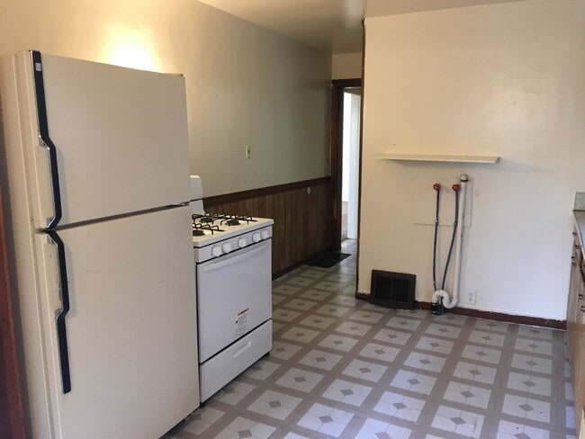 Building Photo - 2 BR Apt Near Downtown