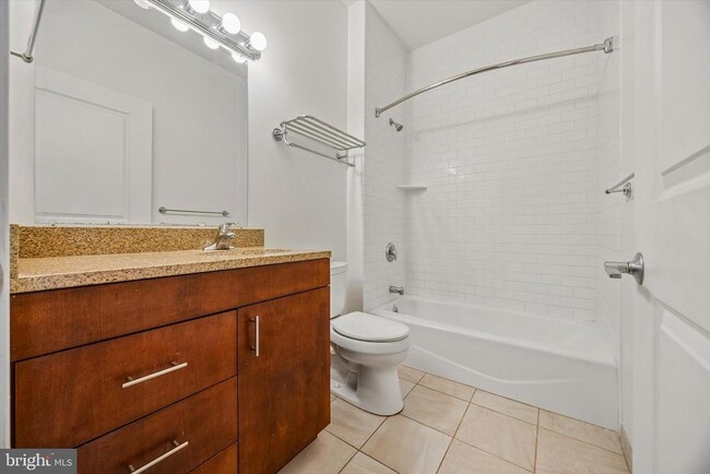 Building Photo - 1015 W Lancaster Ave