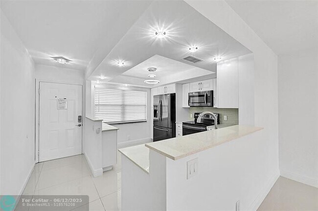 Building Photo - 3005 Portofino Isle