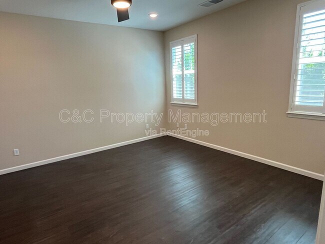 Building Photo - 608 Somerset Way