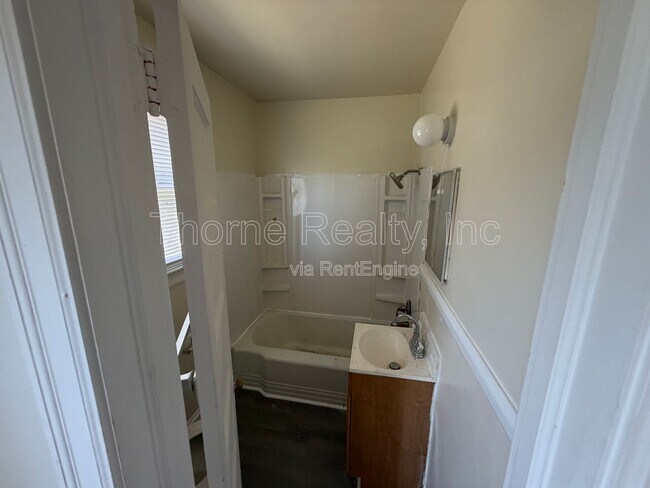 Building Photo - 216 S Vyne St