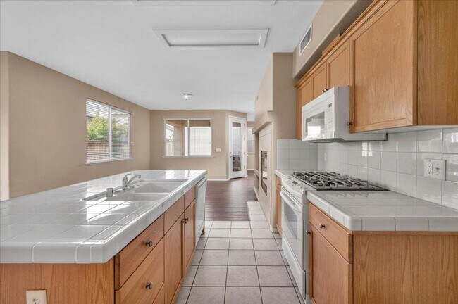 Building Photo - Spacious 4 Bedroom Home in North Clovis Gated Community
