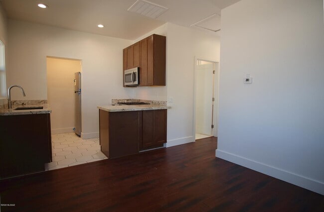 Building Photo - 118 E 18th St