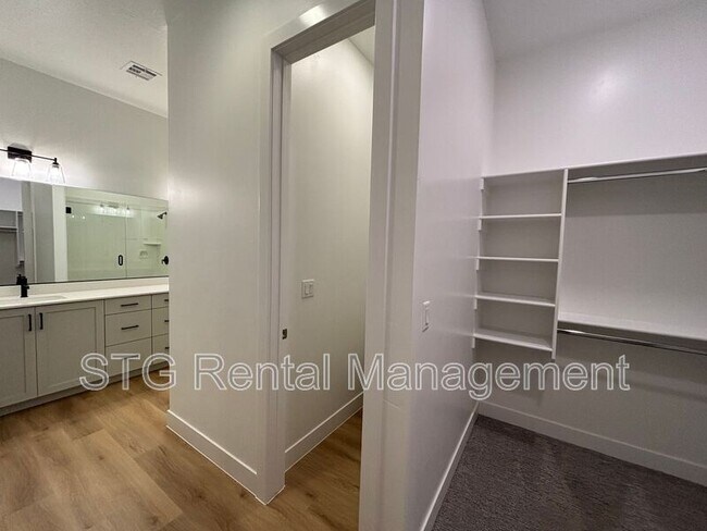 Building Photo - 2916 E Snowberry Dr