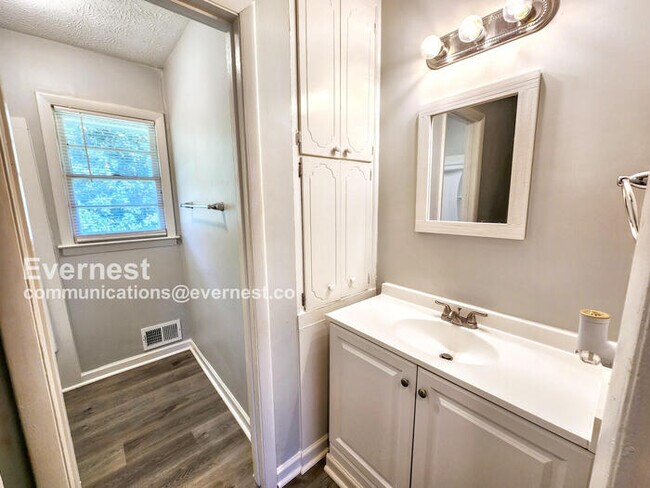 Building Photo - 512 Meadowbrook Dr