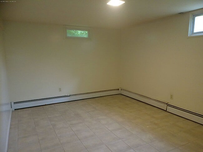 Building Photo - AVAILABLE 7/1/26 - Beautiful 5 Bedroom Sin...