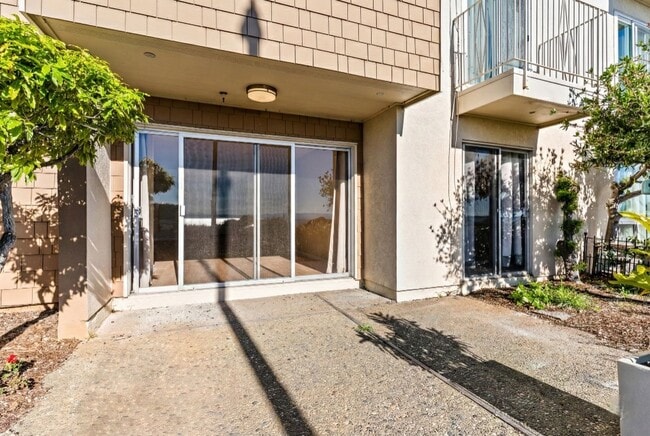 Building Photo - Utilities Paid! Modern 2 Bed Condo on the Water! Live by the Bay