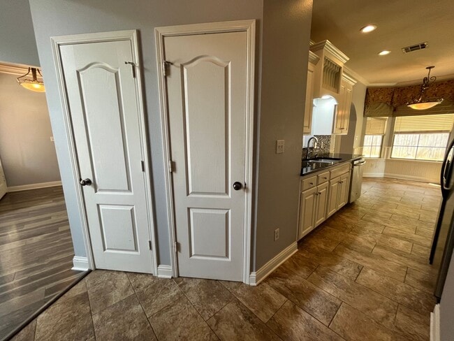 Building Photo - 1050 Azalea Garden Dr