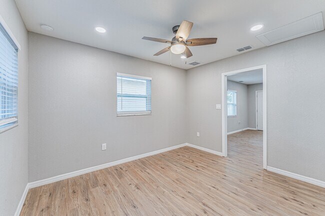 Building Photo - 2613 W Cypress St