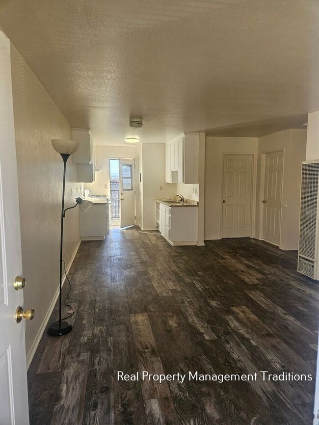 Building Photo - Fully Rehabbed 2 + 1 Rosamond Apartment