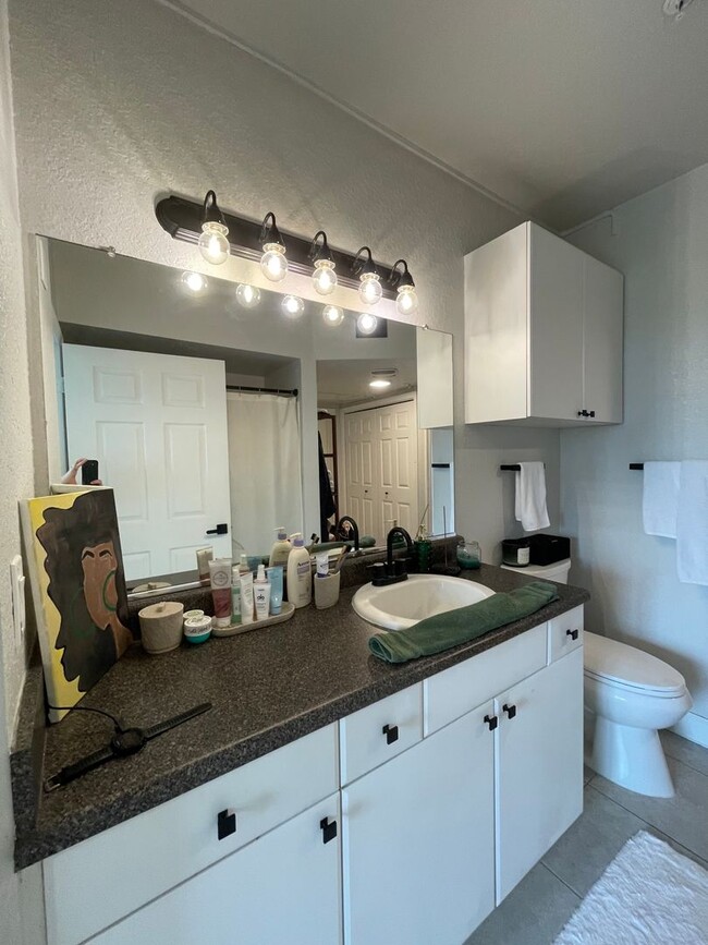 Building Photo - 6th Floor 1 bedroom overlooking Downtown O...
