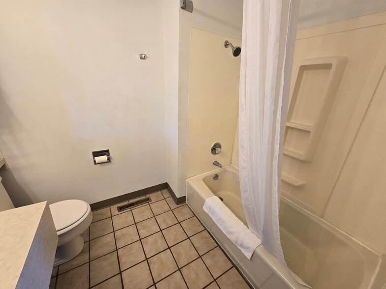 Building Photo - 346 W Kansas St